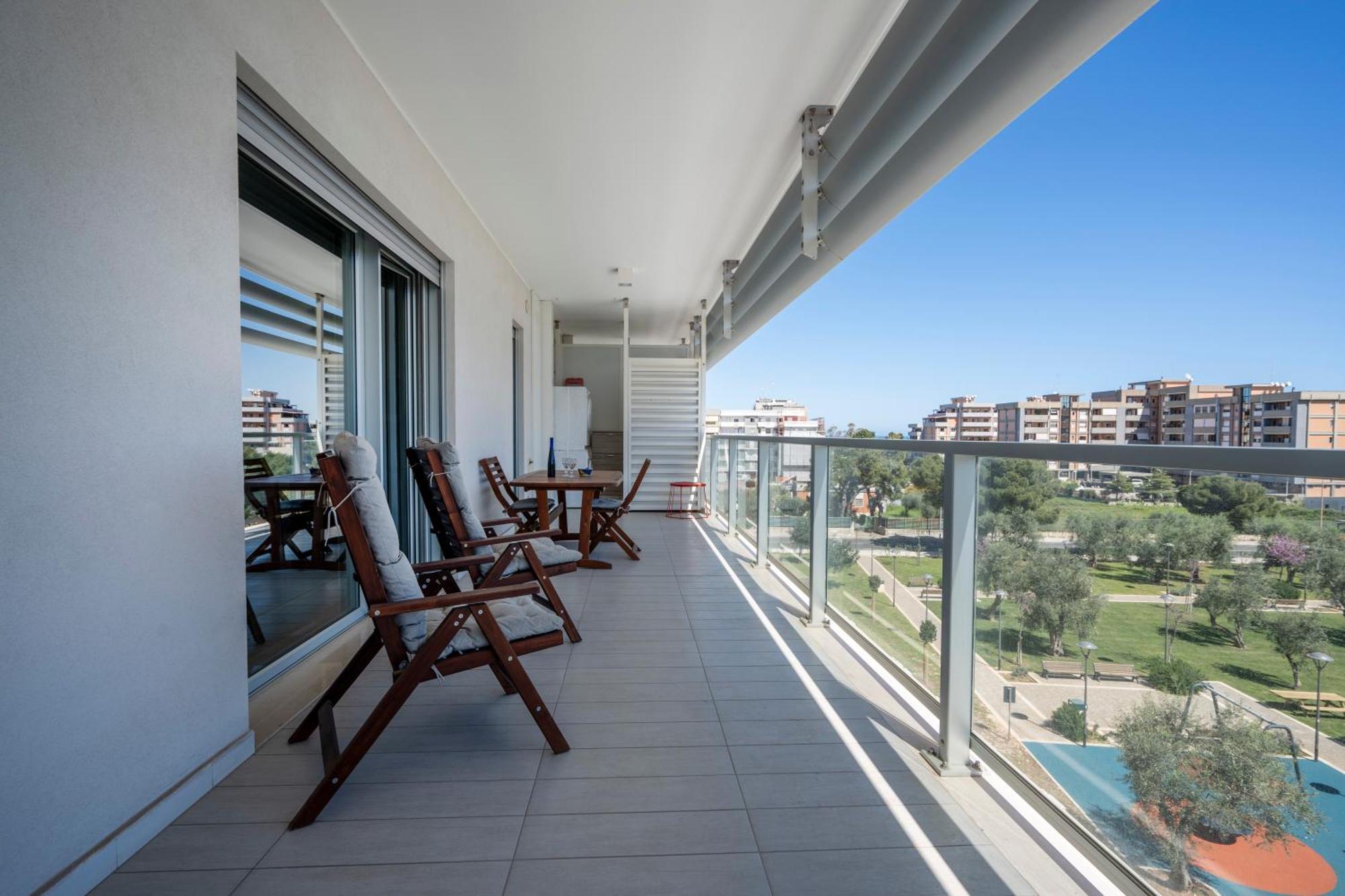 Kind Park - Sleek Apartment With Terrace & Parking Bari Kültér fotó